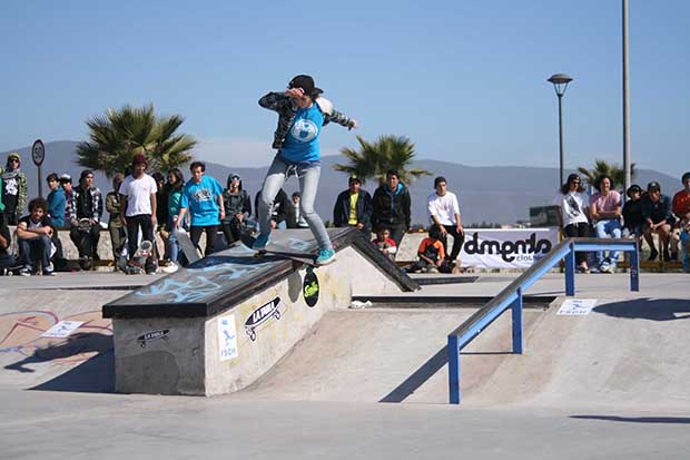 Chica koni boardslide