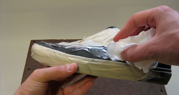 Cómo-arreglar-tus-zapatillas-de-skate-con-Shoe-Goo-05