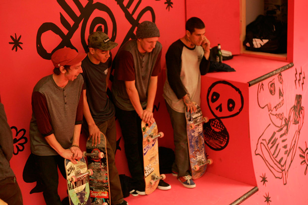 12-Jak-Kyron-Smithy-and-Julien-Benoliel-wait-in-line