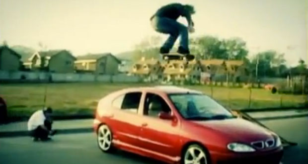 Felipe-La-Mona-Opazo-Backside-Sobre-un-Auto