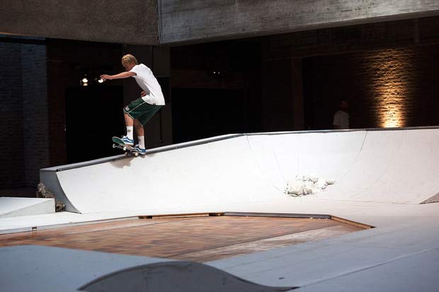 Jonas_Skroder_fs_grind_into_the_bank_Grey_Levis_Marcel_veldman-620x413