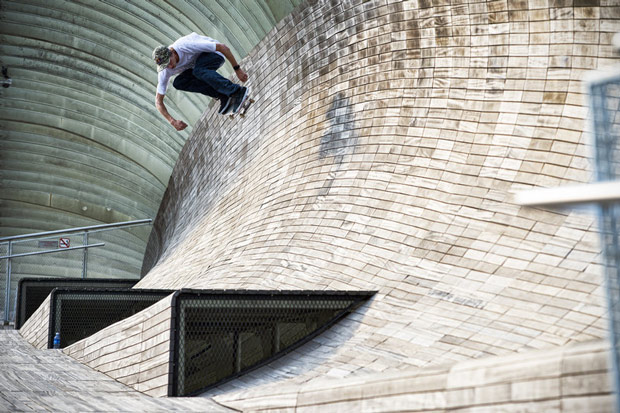 Ryan-Decenzo-Backside-Air-lejos-del-ecuador