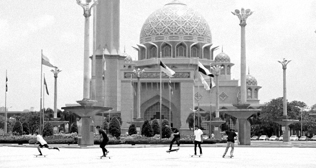 Converse-CONS-Asia-Pacífico-Presenta--The-Lion-and-Tiger-Tour-patineta