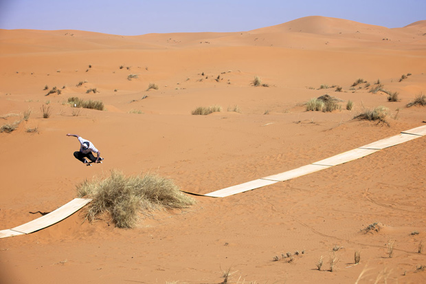Redbull-skateboarding--Patinar-en-el-desierto-Fotos-patineta3