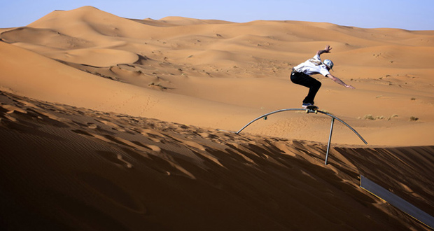 Redbull-skateboarding--Patinar-en-el-desierto-Fotos-portata-patineta