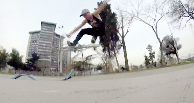 Sebastian-'Pinky'-Muñoz---Parque-bustamante-patineta