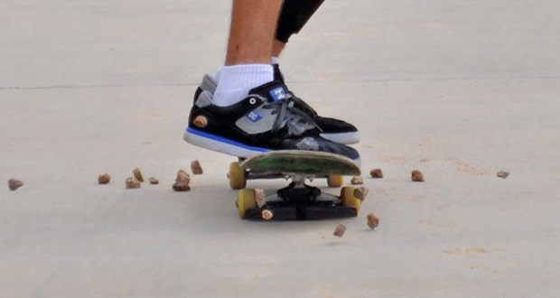 Los-peores-inventos-para-el-skate--Protección-anti-piedras---Rockochet-interior-patineta