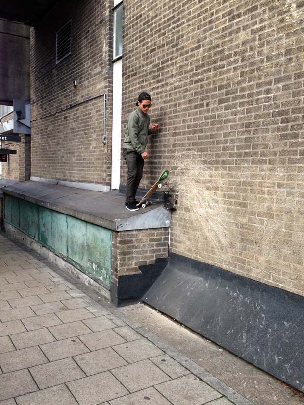 spanky-waching-patineta