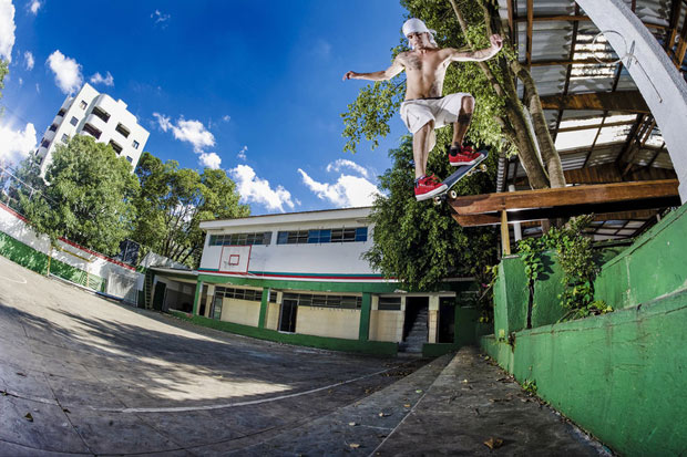 danny-cerezini-backside-nosegrind-revert-curitiba-pablo-vaz