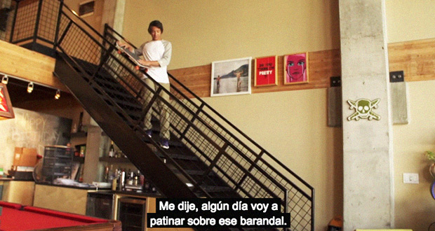 Sean-Malto-muestra-la-baranda-de-su-casa-y-su-skatepark-privado