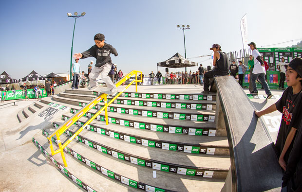 Milo Sobre Ruedas - backside boardslide