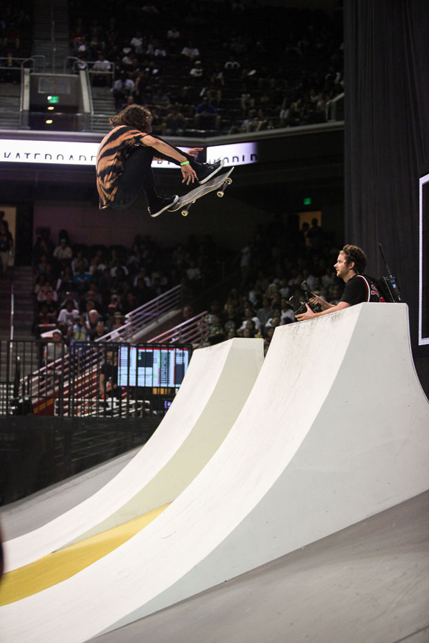 Con-estos-trucos-Evan-Smith-dejó-la-cagá-en-Street-League-2015-Los-Angeles-evan-smith-frontside-alley-up