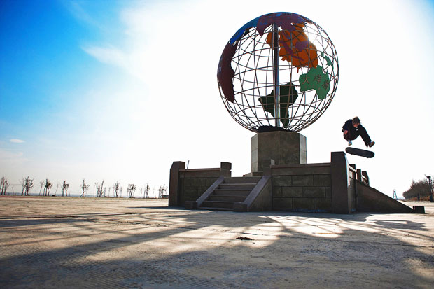daniel-pannemann-kickflip-central-eurasia-kashgar-patineta