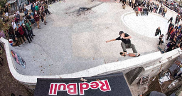Red-Bull's-Skate-Supply-at-Richmond,-VA's-LOST-BOWL-PATINETA