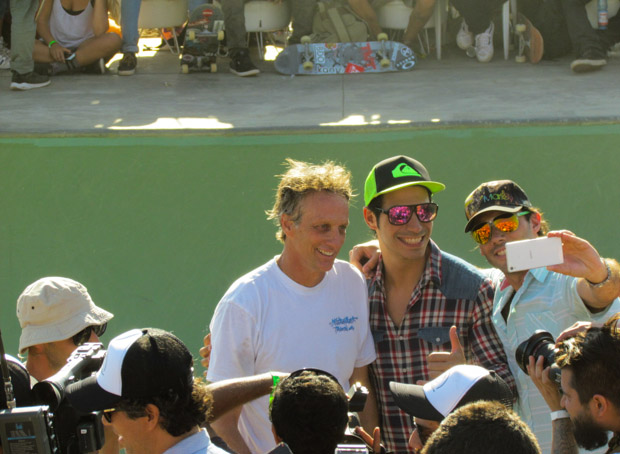 selfie zorrona con tony hawk