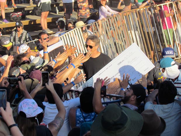 tony hawk saludando