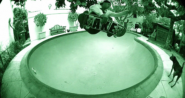 Andrew-Reynolds-presenta-su-nuevo-colorway-en-el-bowl-de-Arto-Saari---Emerica-x-Independent
