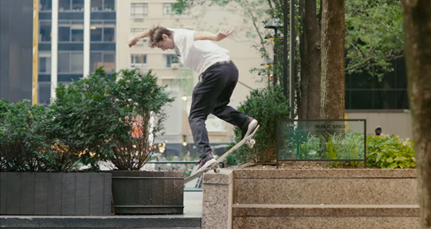 Jake-Johnson-y-las-nuevas-Converse-Cons-Metric-CLS